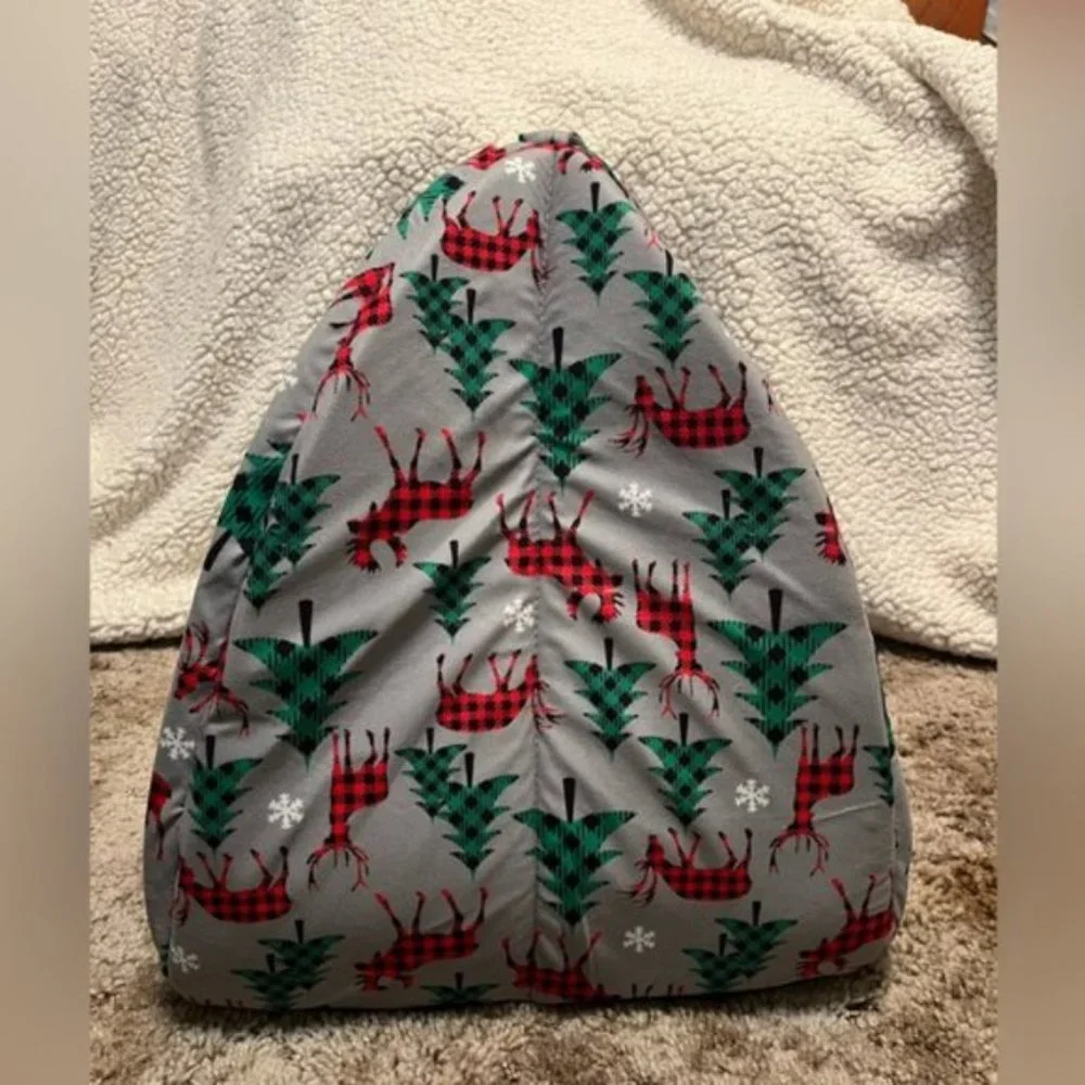 CUTE portable cat, dog sleeping winter themed bed tent. NWOT 16” tall